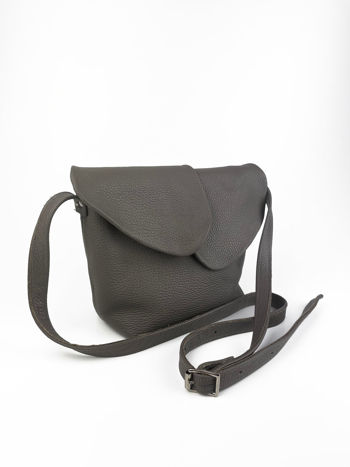 Petal Bag in Gray pebbled leather
