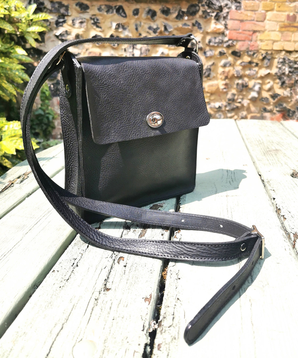 Flora bag in Black vegetable tanned leather