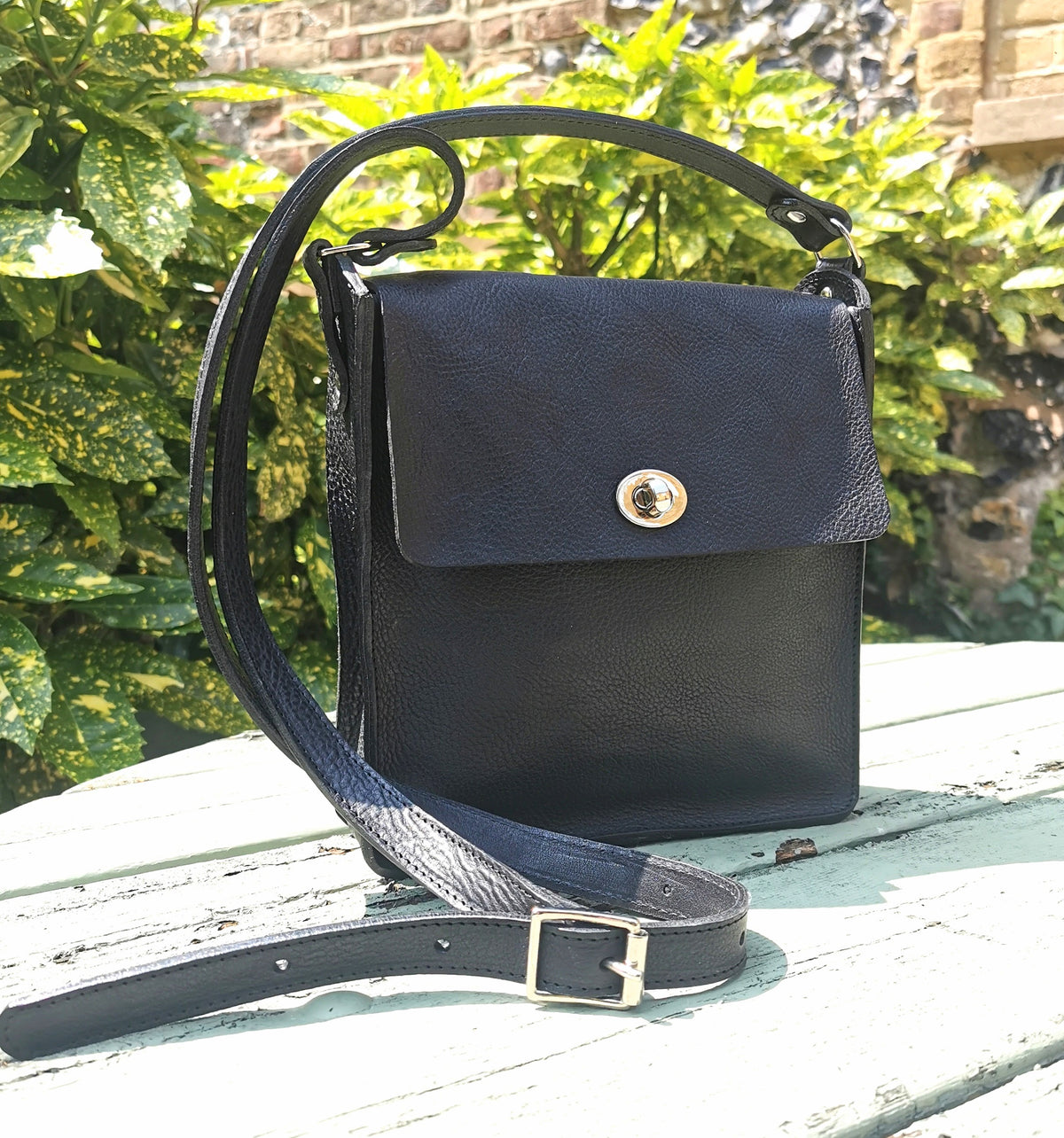 Flora bag in Black vegetable tanned leather